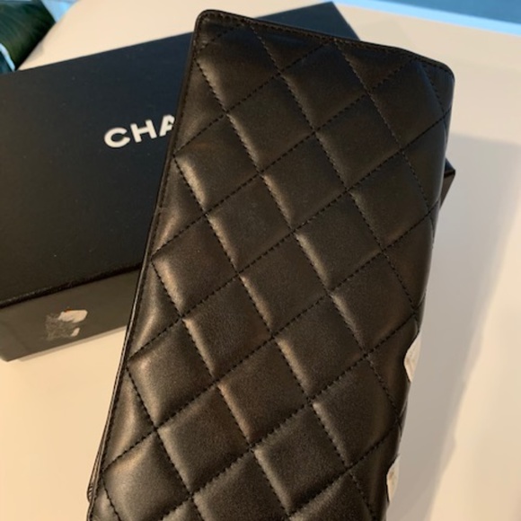 CHANEL Black and White Quilted Key & Card Holder - Picture 4 of 7